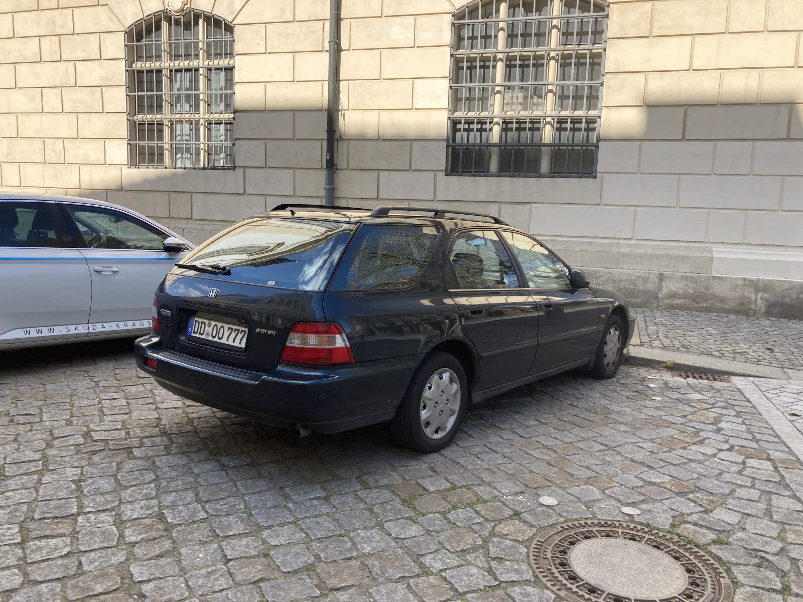 Der Schrottplatz - Spiegelsymmetrisch des Showrooms