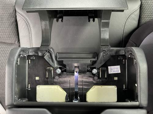 Cupholder-Leereinsatz: Verschraubung