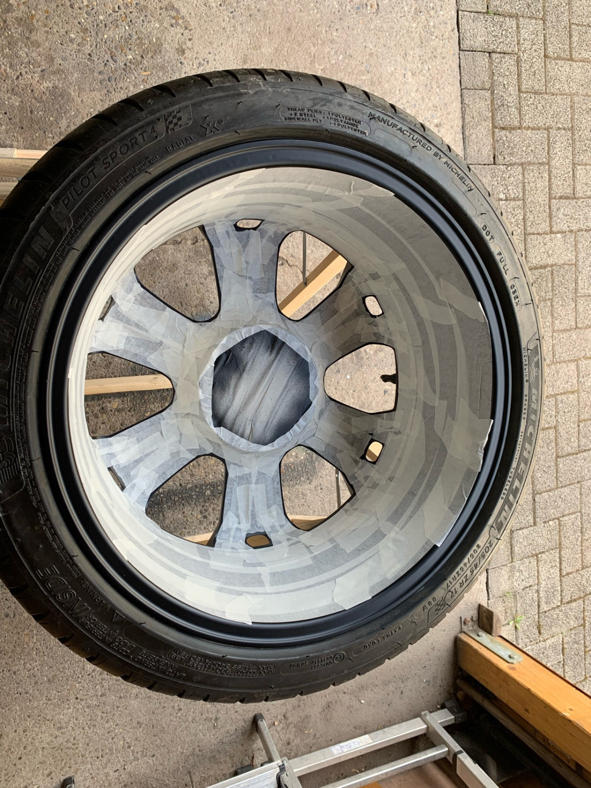 Alufelgen für den Lackierer vorbereiten