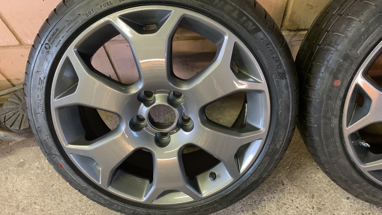 Alufelgen für den Lackierer vorbereiten