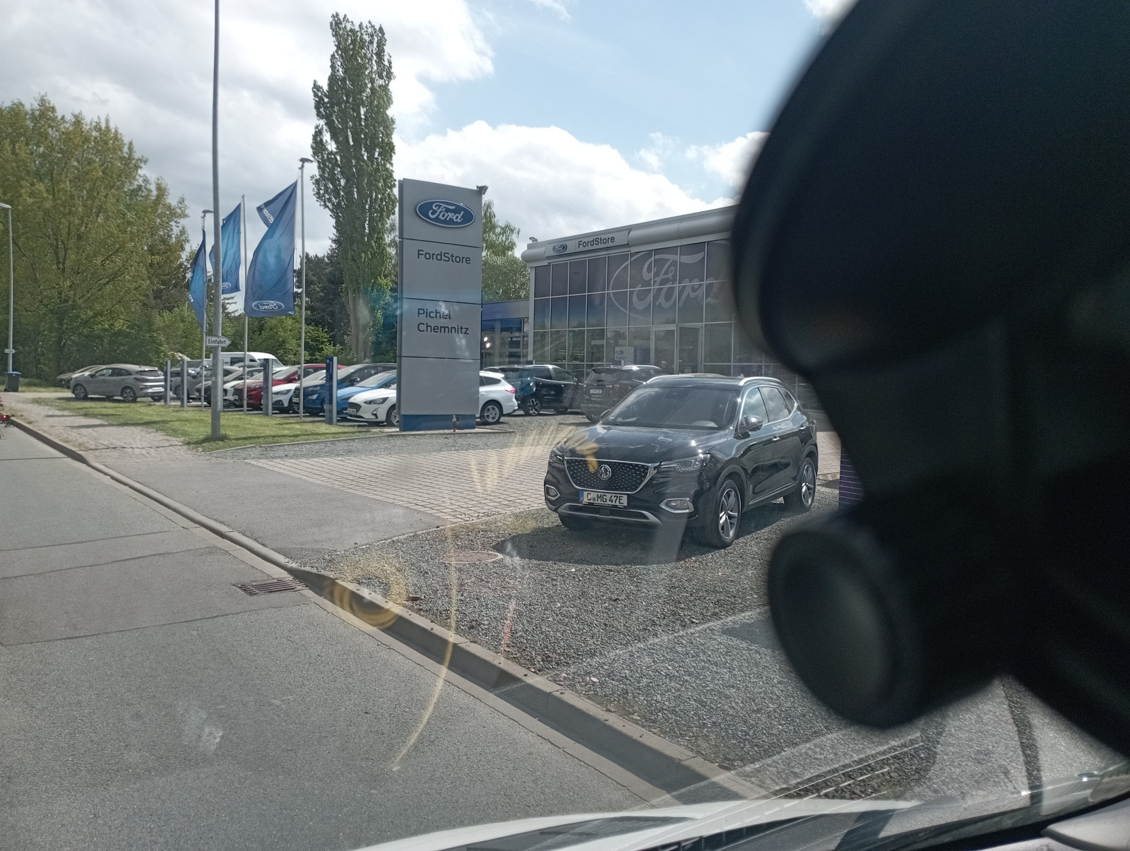 Der Schrottplatz - Spiegelsymmetrisch des Showrooms