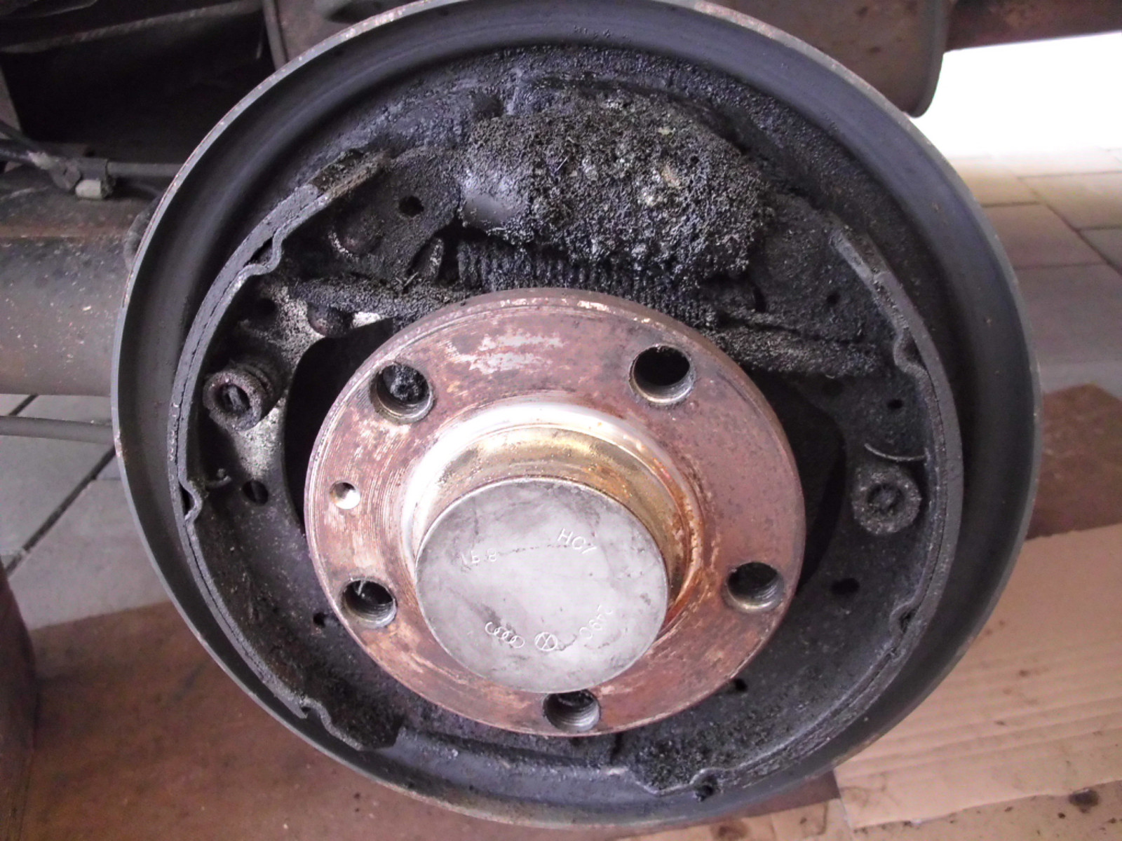 Schraube von Trommelbremse gelöst