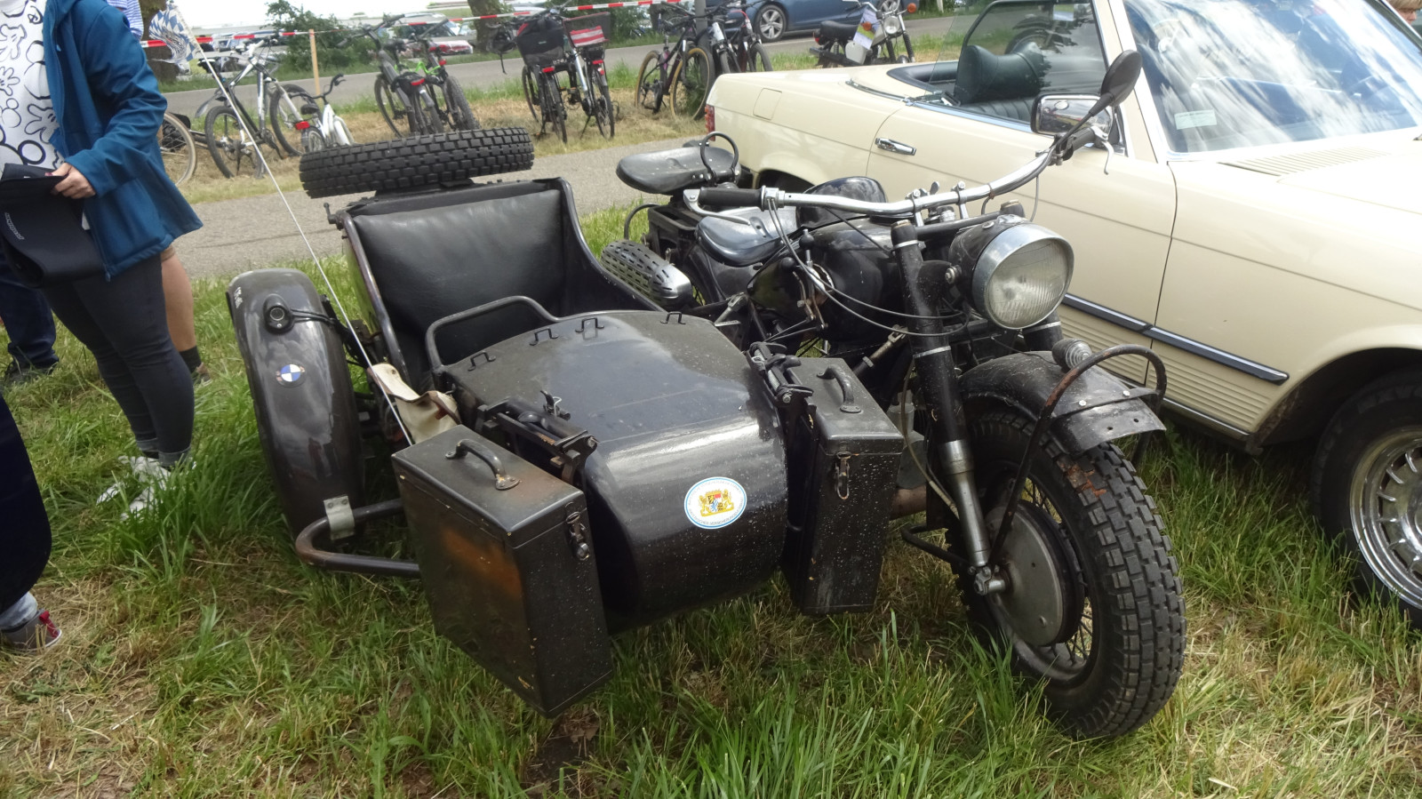 motorrad-mit-seitenschaltung-und-beiwagen