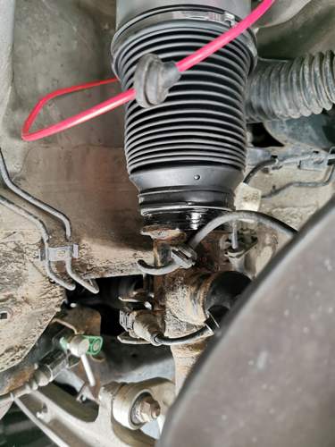 Mit etwas Druck den Balg eindrücken