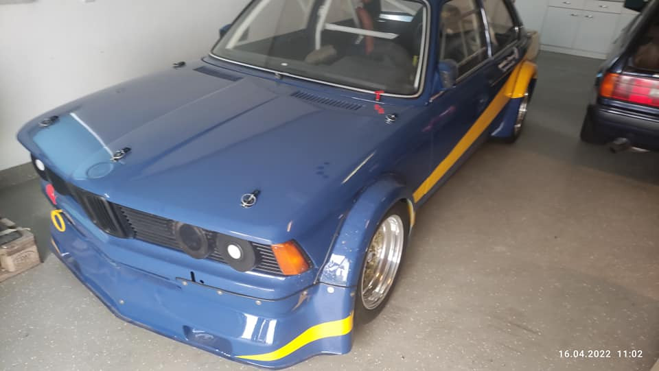 Auto aus Einzelteilen zusammenbauen