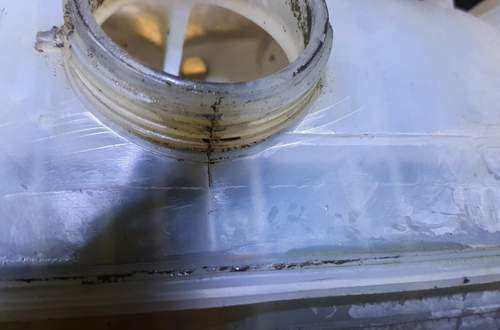 Ausgleichbehälter gerissen