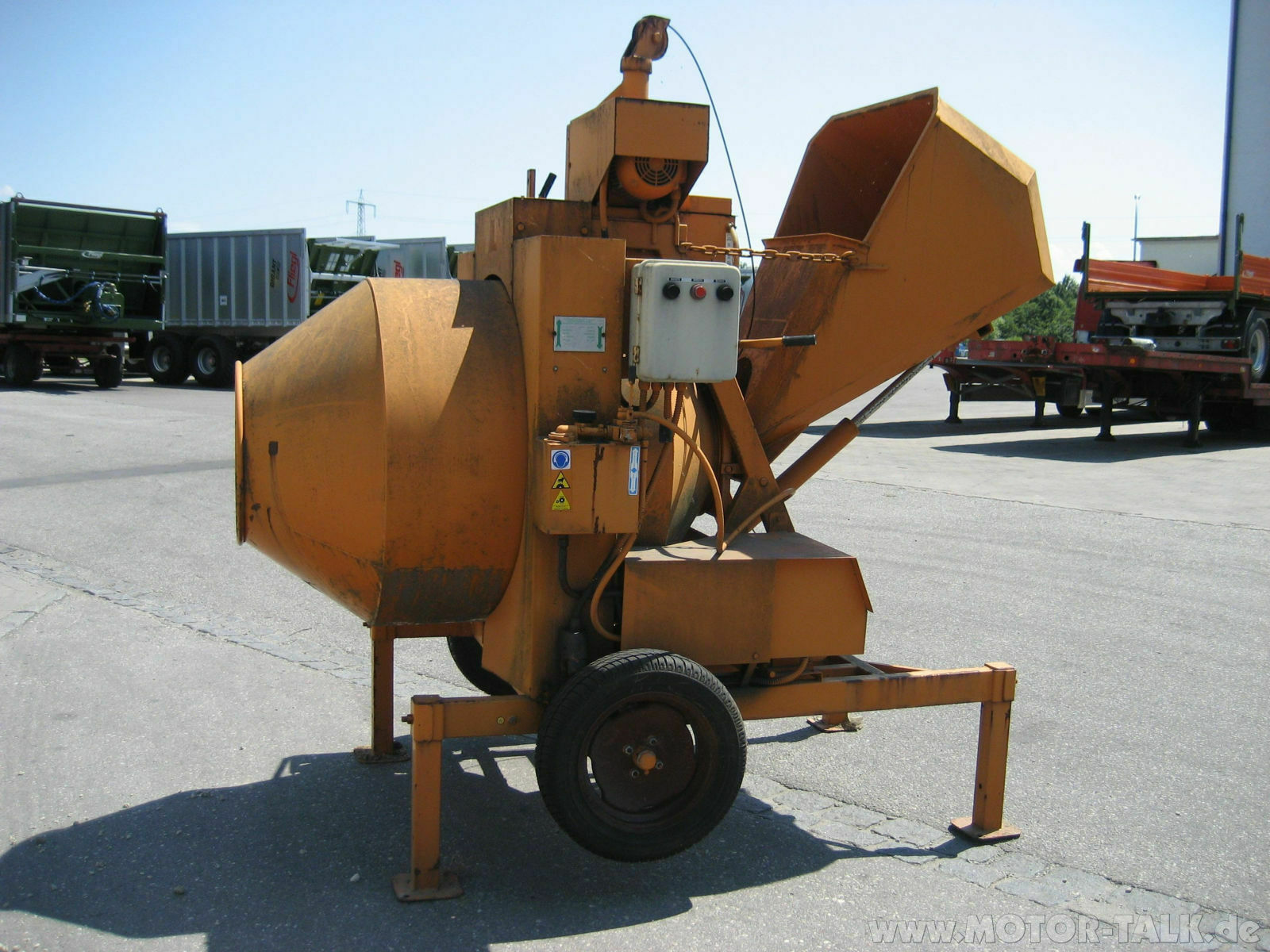 Baumaschine hinter PKW hängen