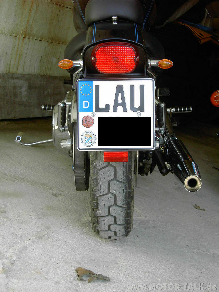 Moped zieht nach rechts