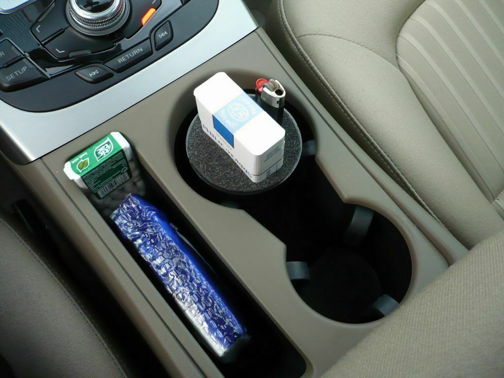 ''Getränkehalter-Löcher'' Mittelkonsole - Kleiner Hinweis...