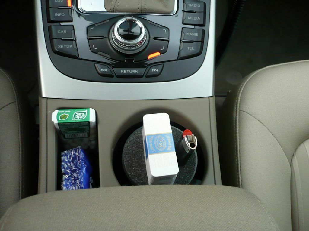 ''Getränkehalter-Löcher'' Mittelkonsole - Kleiner Hinweis...