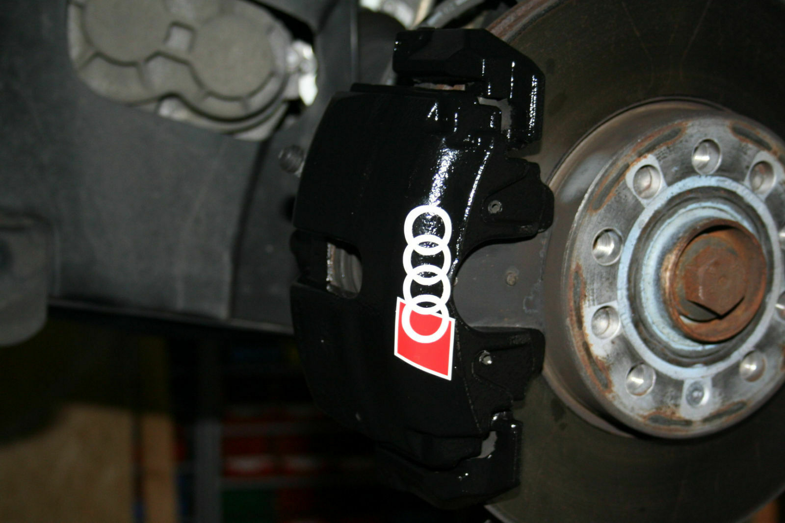 Sattel mit Aufkleber