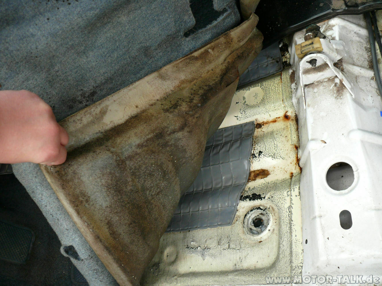 Wasser hinterm Fahrersitz