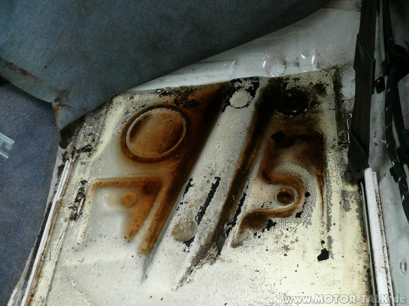 Wasser hinterm Fahrersitz