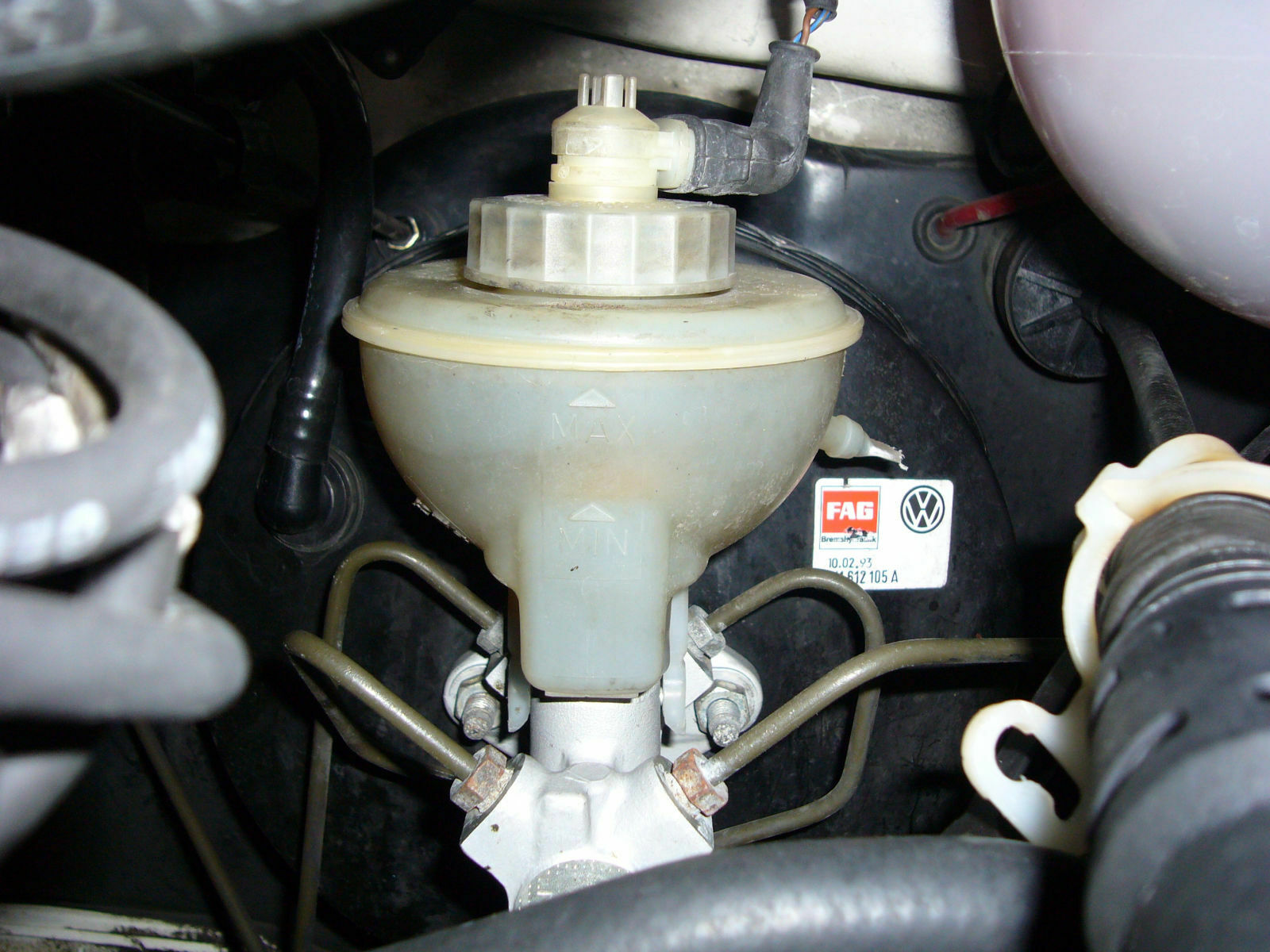 Seltsames Problem in Kurven mit Warnleuchte für Handbremse