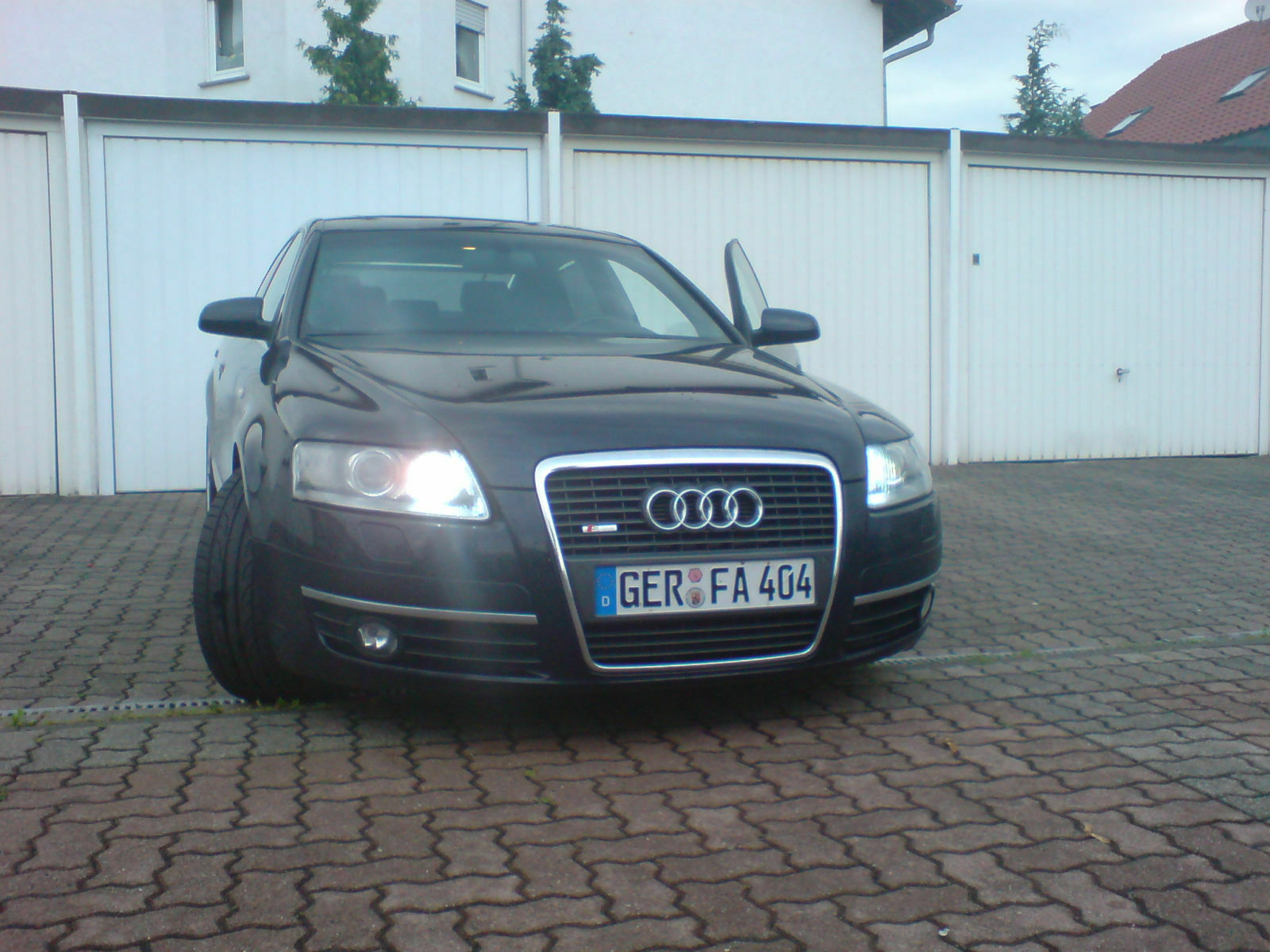 Neulich bei Ingolstadt!Audi S6 mit grellen bläulichen Leds in den Standlichtern!