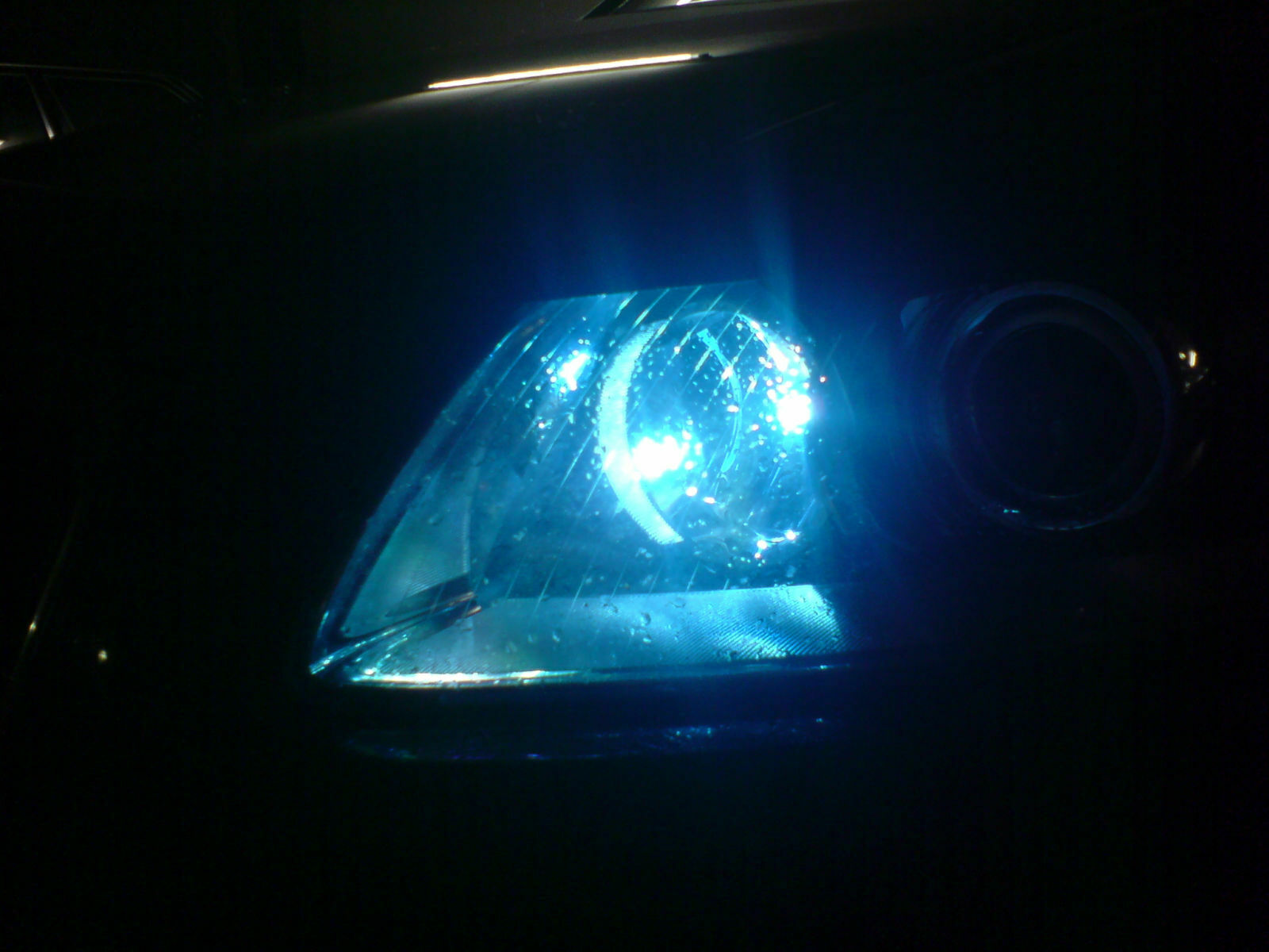 Neulich bei Ingolstadt!Audi S6 mit grellen bläulichen Leds in den Standlichtern!