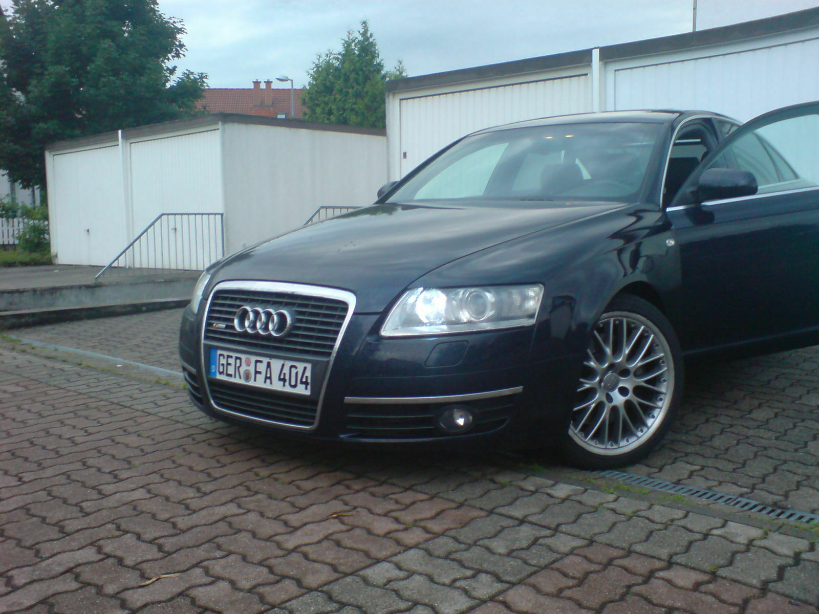 Neulich bei Ingolstadt!Audi S6 mit grellen bläulichen Leds in den Standlichtern!