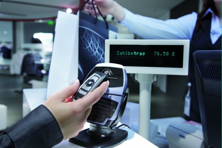 Autoschlüssel der Zukunft mit integrierter Kreditkarte