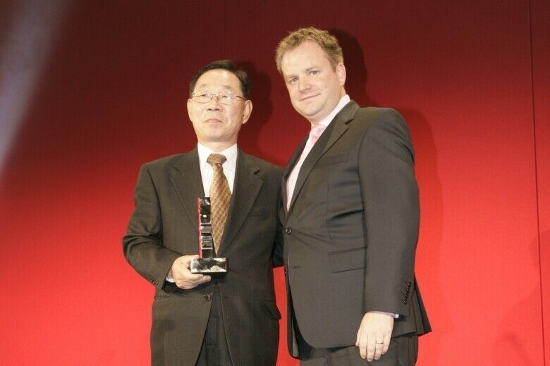 Nam-Yong Kim und Chas Hallet