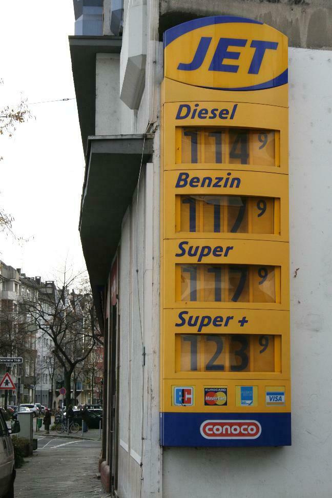 Billigbenzin: Tankstellenkarneval in Düsseldorf