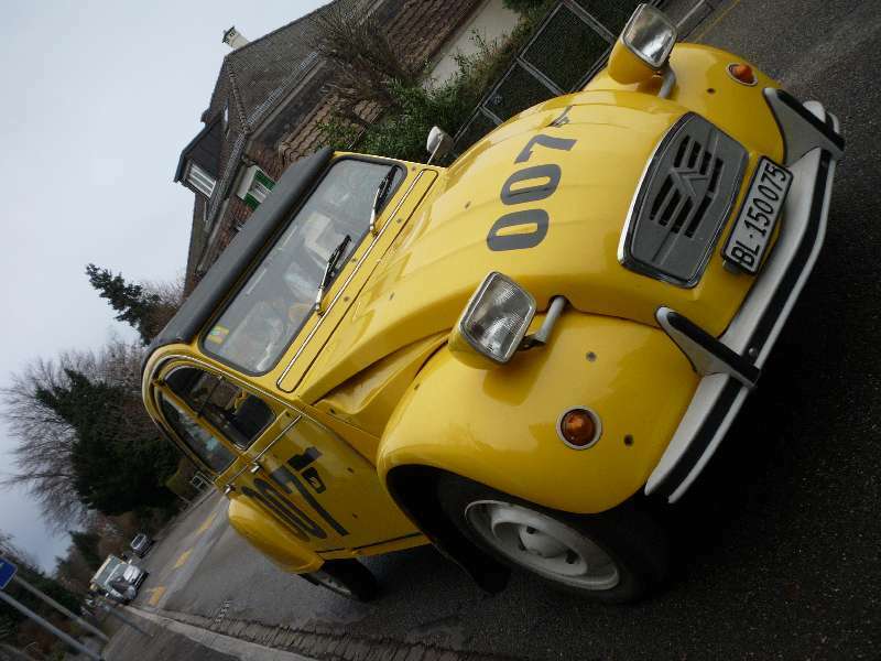 In tödlicher Mission: Claudine und ihre 007-Ente