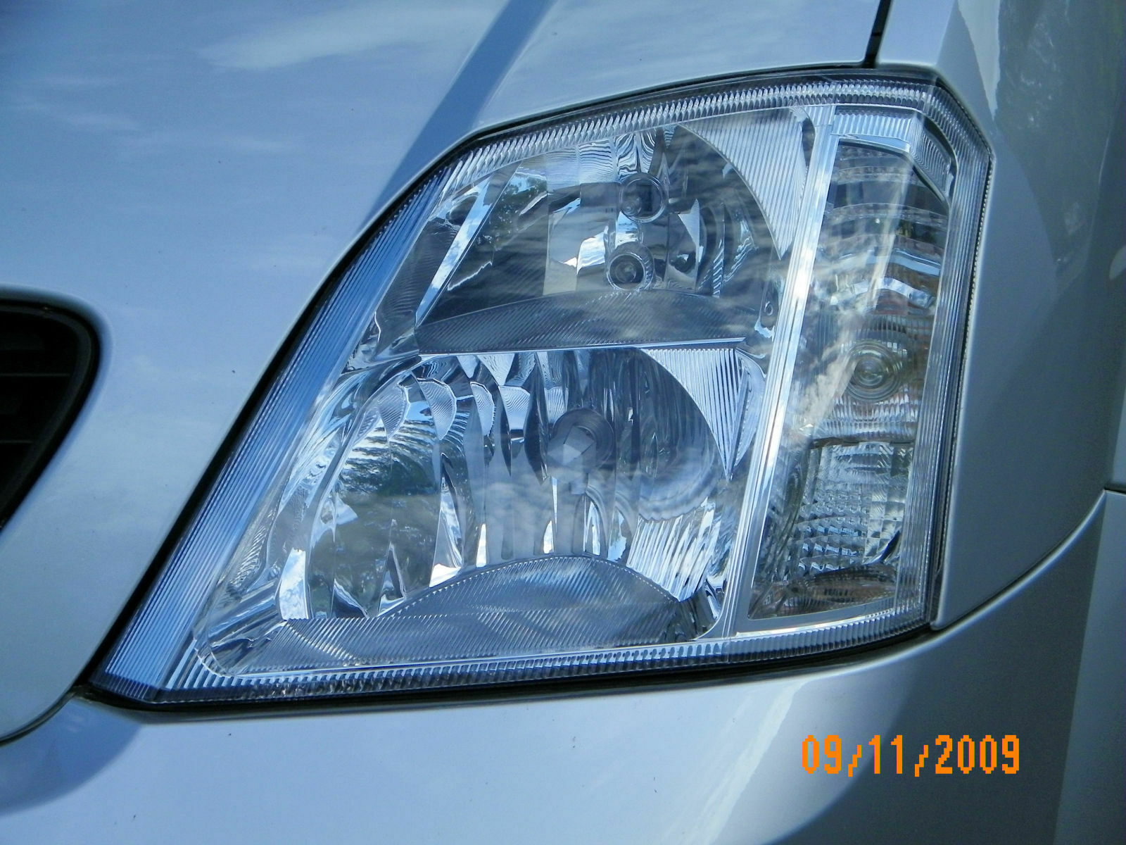 seitenansicht-mit-schwarze-scheiben