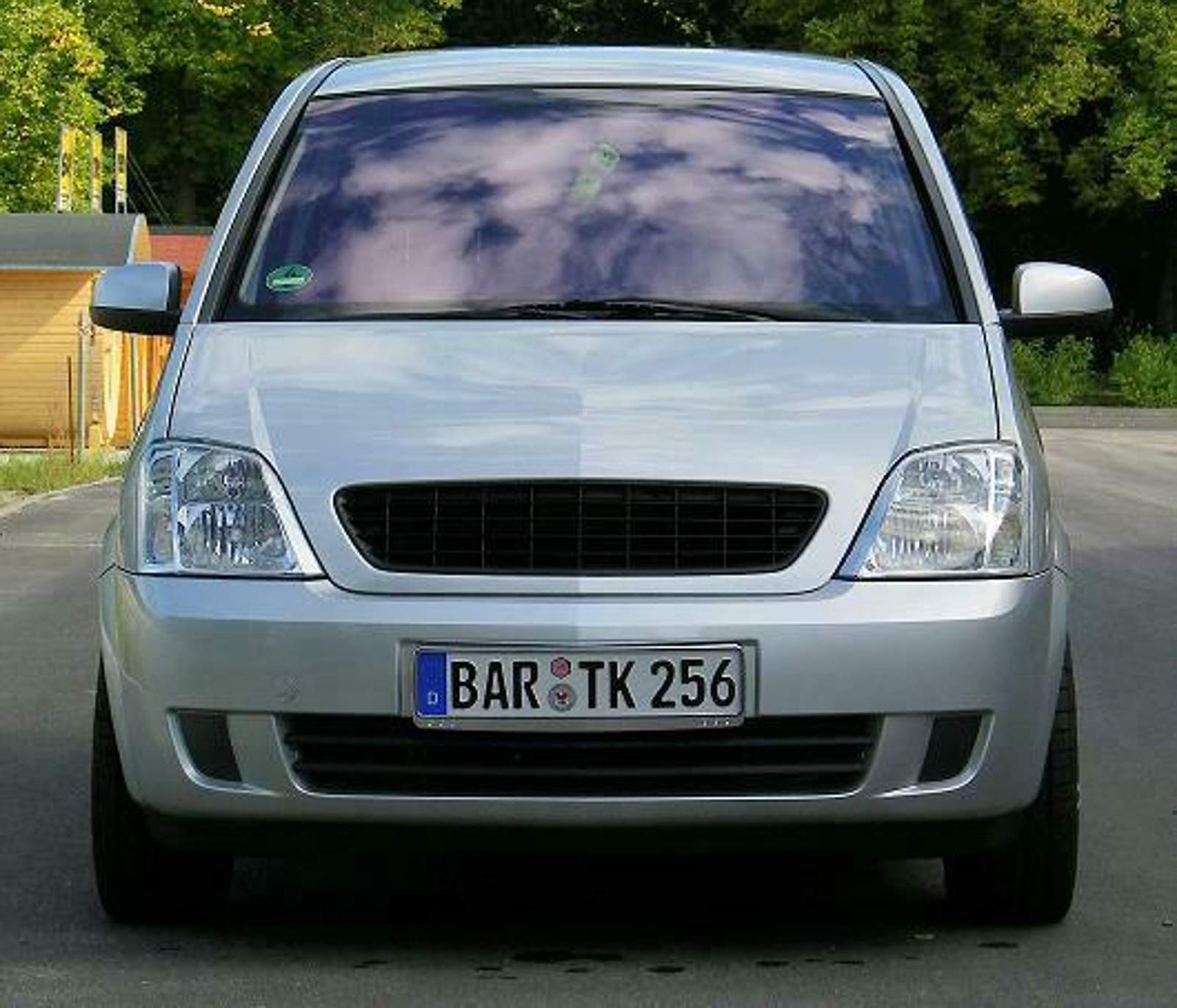 seitenansicht-mit-schwarze-scheiben