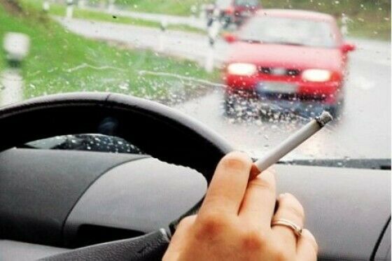 Rauchen am Steuer verbieten...?