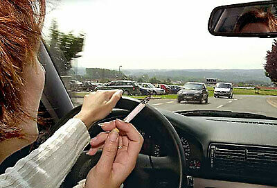 Rauchen am Steuer verbieten...?