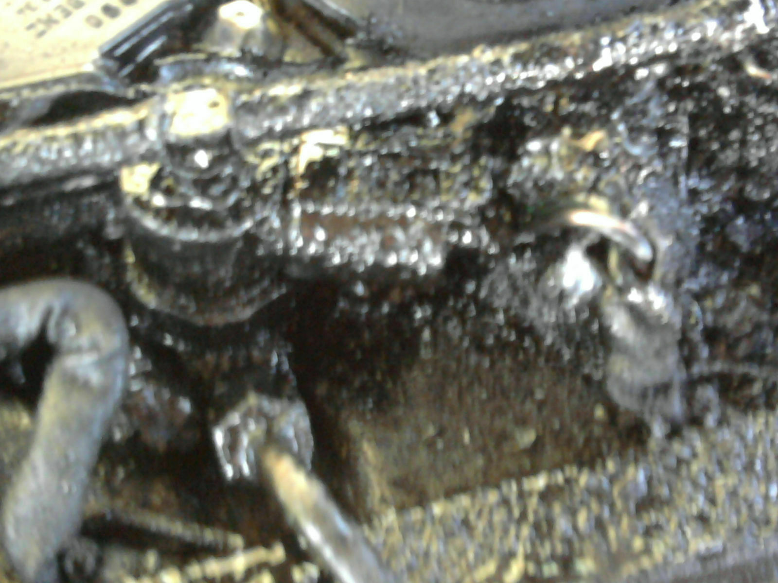 Schwarze Klumpen unter der Motorabdeckung