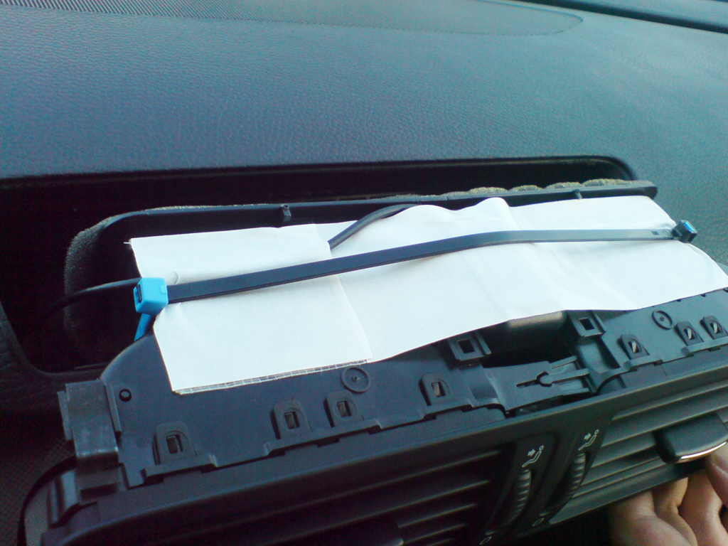 Antenne01 GPSAntenne unter Armaturenbrett WELCHE? VW Passat B6 & CC 203064855