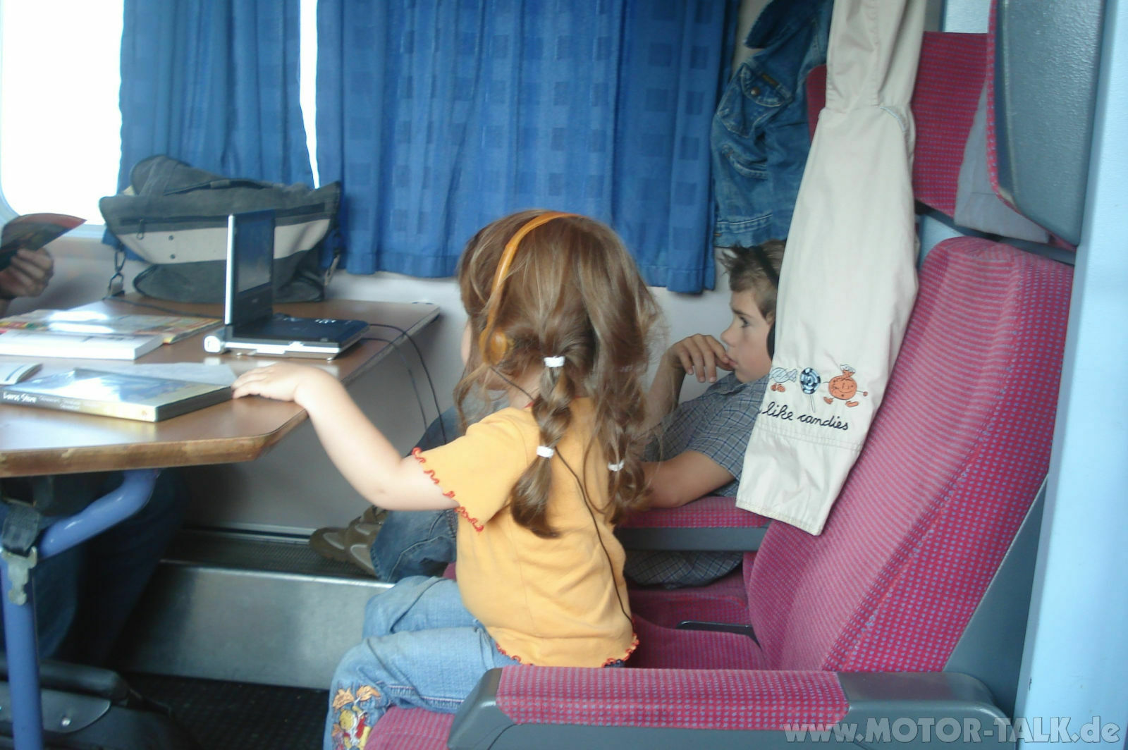 Bildschirm mit DVD Player für die kleinen Gäste hinten