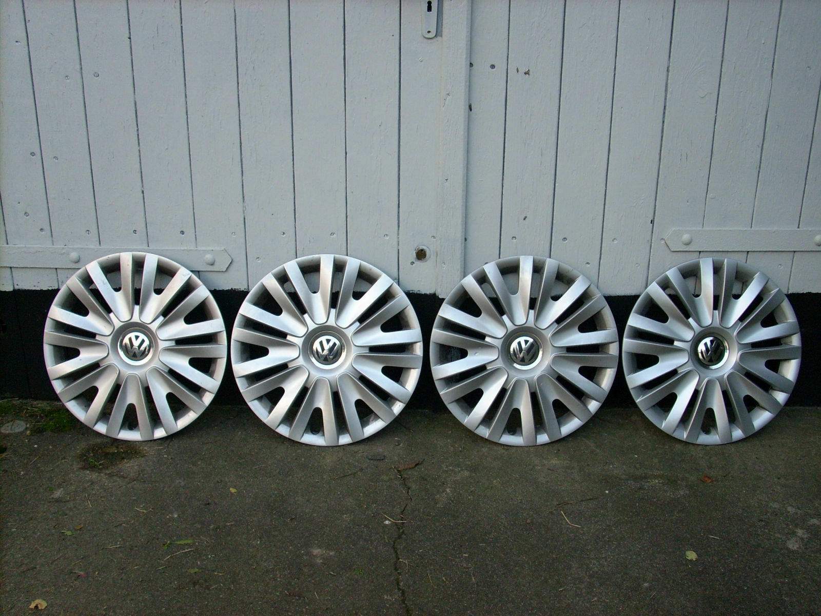 Satz Radkappen Radabdeckungen Golf 6 Trendline 15 Zoll NEUWERTIG von Flottenfahrzeug Biete