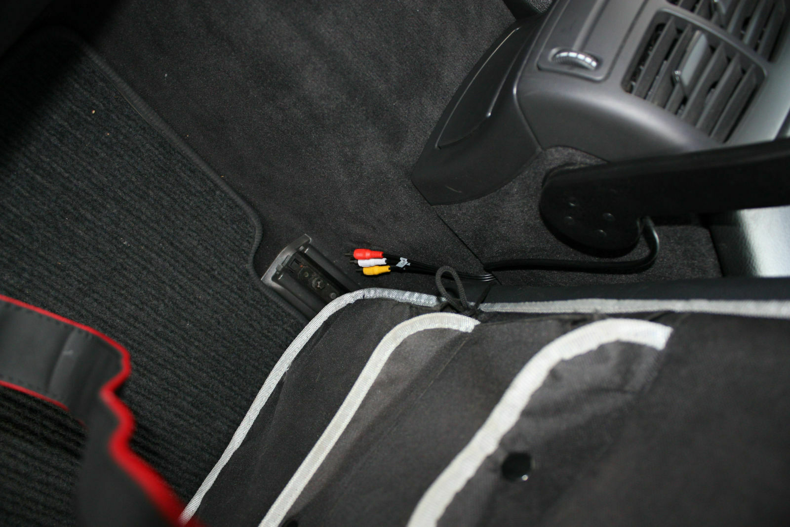 Reisezeit+Kinder=DVD Player im Fond?