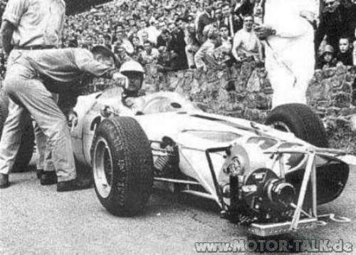 Phil-hill-mclaren-m3a-kamerawagen