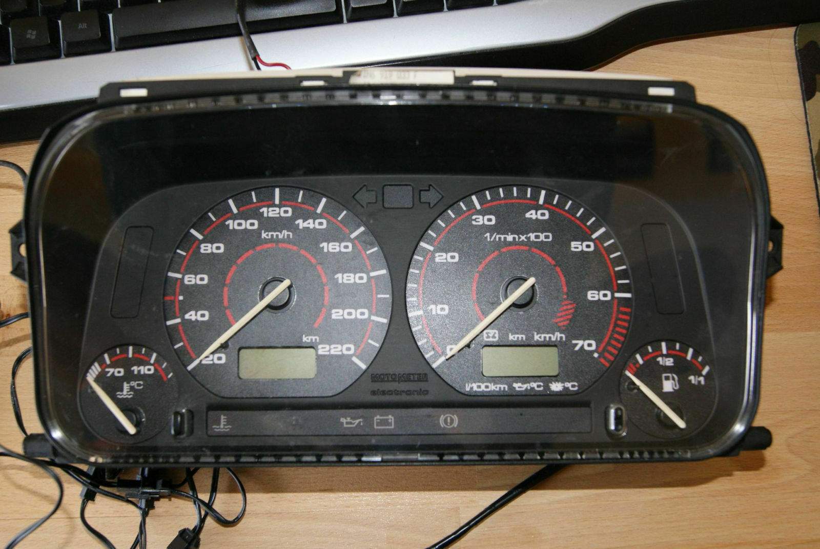 VW Golf 3 Tacho 20220 MFA Rot weißUmbau Plasmascheiben selten Biete