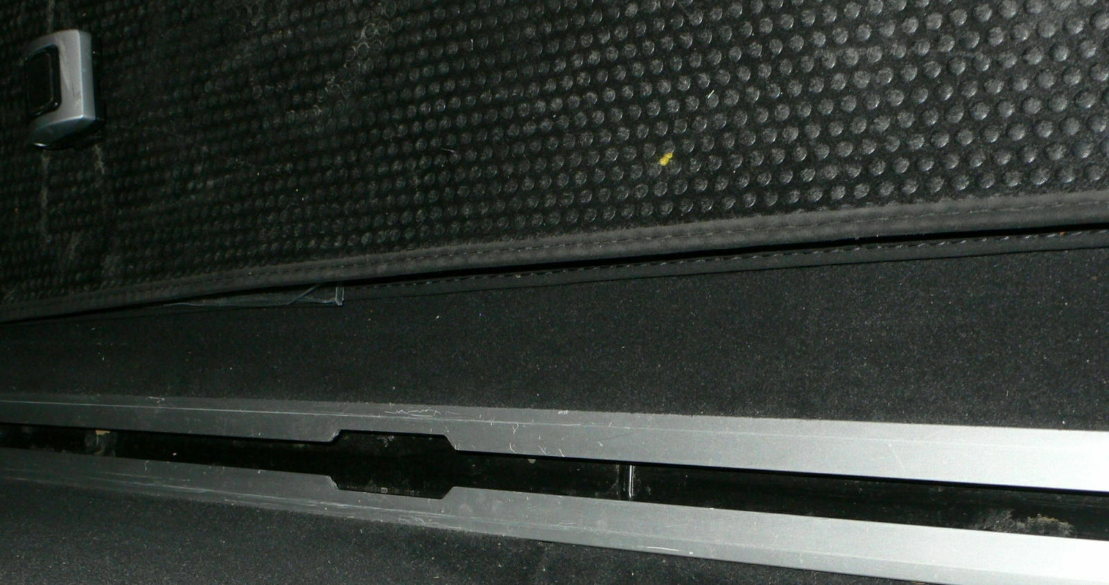 Endlich hat der Dreck ein Ende: Abdeckung Fixierschiene im Kofferraum
