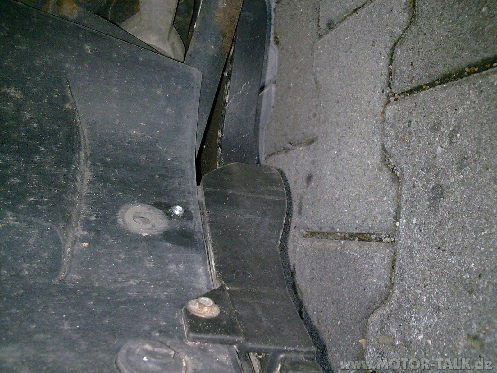 A4 v6tdi quattro schiebt bei Bremsen im Regen nach links