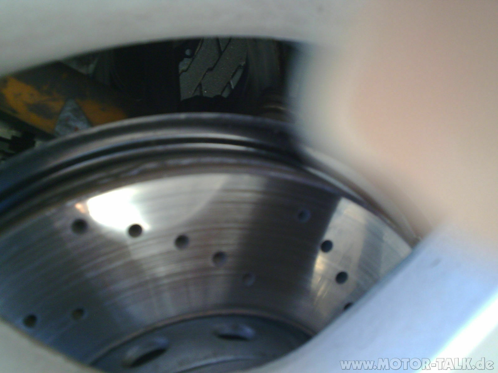 A4 v6tdi quattro schiebt bei Bremsen im Regen nach links