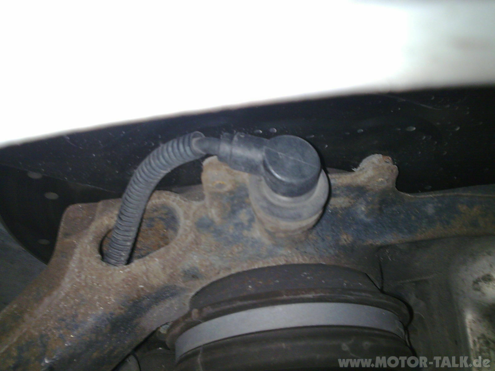 A4 v6tdi quattro schiebt bei Bremsen im Regen nach links