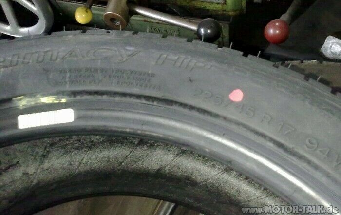 Gelber Punkt auf Neureifen