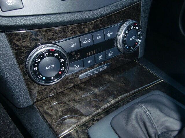 Lines Emblem an der Mittelkonsole