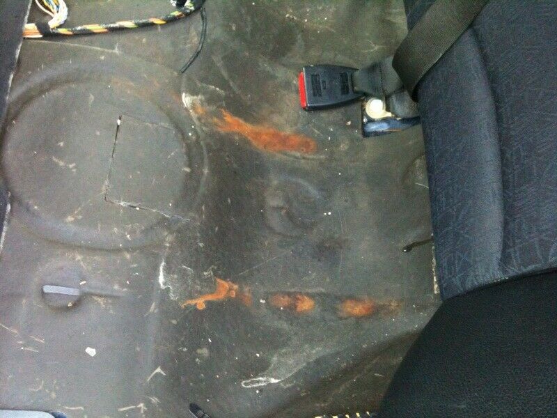 Rückbank nass, starker Wassereintritt