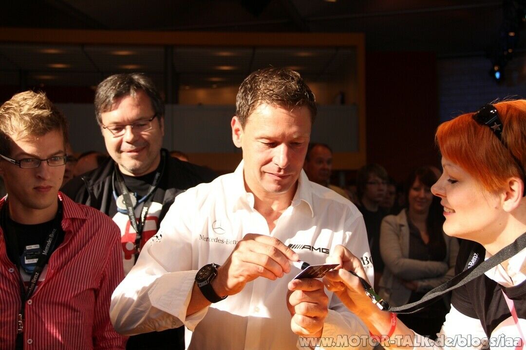 Bernd Mayl&auml;nder gibt Autogramme