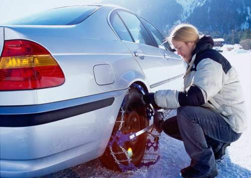 Montage von Schneeketten