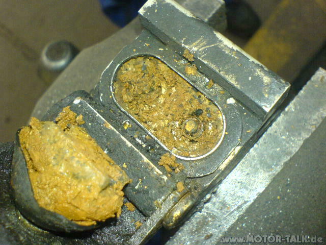 Golf Plus verliert gelb-grünliche Flüssigkeit