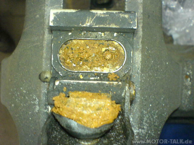 Golf Plus verliert gelb-grünliche Flüssigkeit