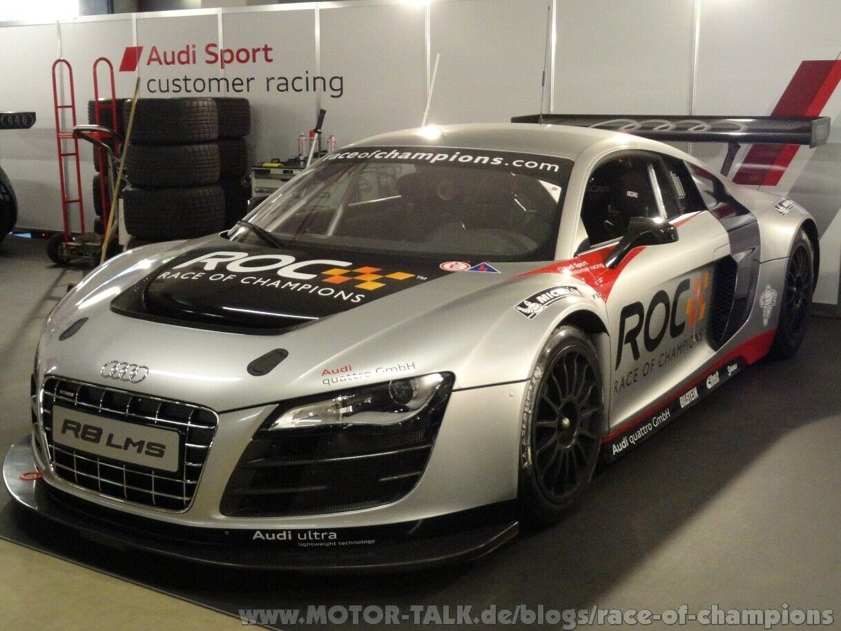 Hier warten die Rennwagen auf d. Einsatz