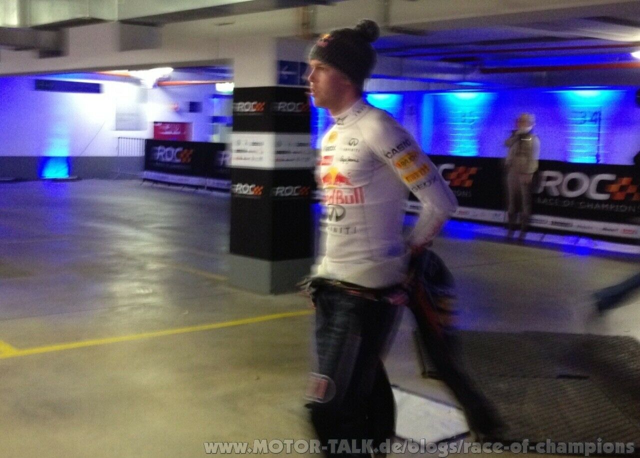 Vettel betritt die Car Changing Area