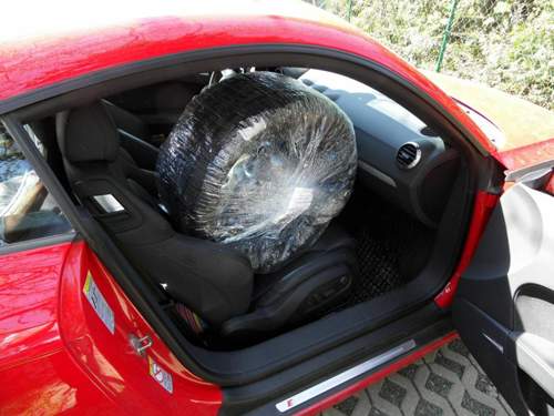 1 Reifen auf dem Beifahrersitz